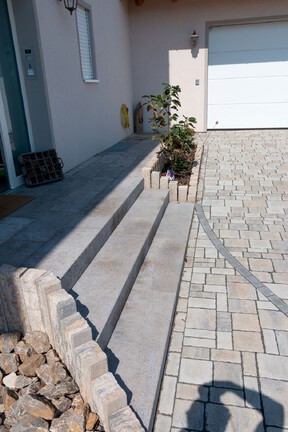 Scheuermann-Naturstein-Showroom-Blockstufen-15